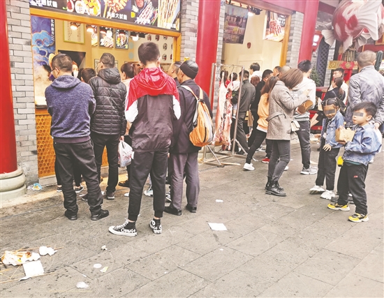 4月3日15点42分：东坡水街，一家小吃店前，游客把垃圾随手丢在地上。