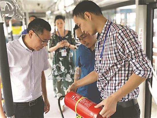 检查公交车上的消防设施。.jpg