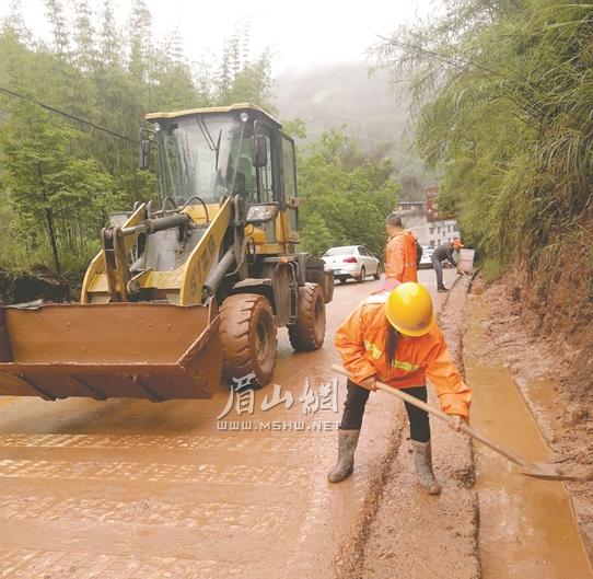路障清理现场。.jpg