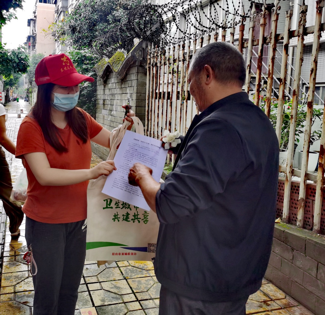 大气污染防治宣传受到市民的积极关注。.jpg