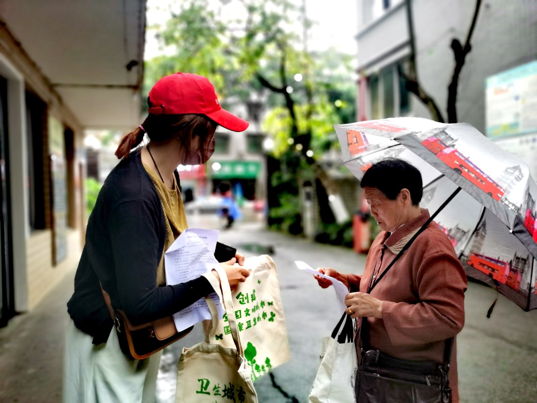 志愿者走上街头宣传大气污染防治。.jpg