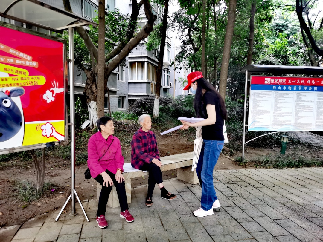 志愿者走进小区开展宣传活动。.jpg