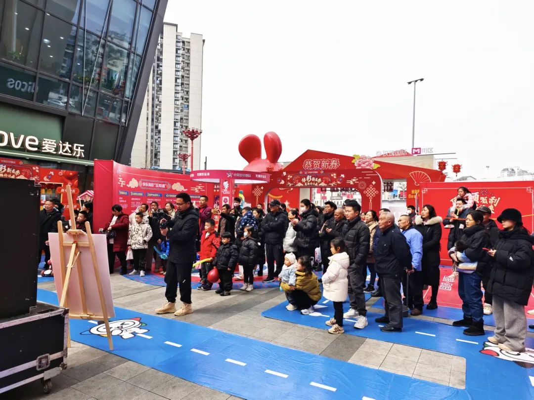 体彩新春季龙腾好运来新春贺岁市集品牌落地活动走进眉山玫瑰国际