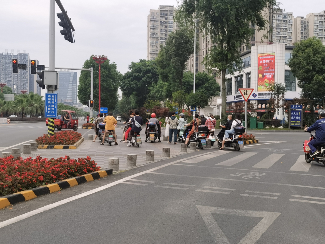 6月8日上午11点40分左右，东坡大道与裴城路口，多位市民驾乘摩托车、电动自行车未佩戴安全头盔。.jpg